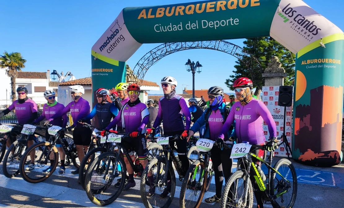 Alburquerque reúne a más de 120 ciclistas para disfrutar de su dehesa, el vino y el jamón