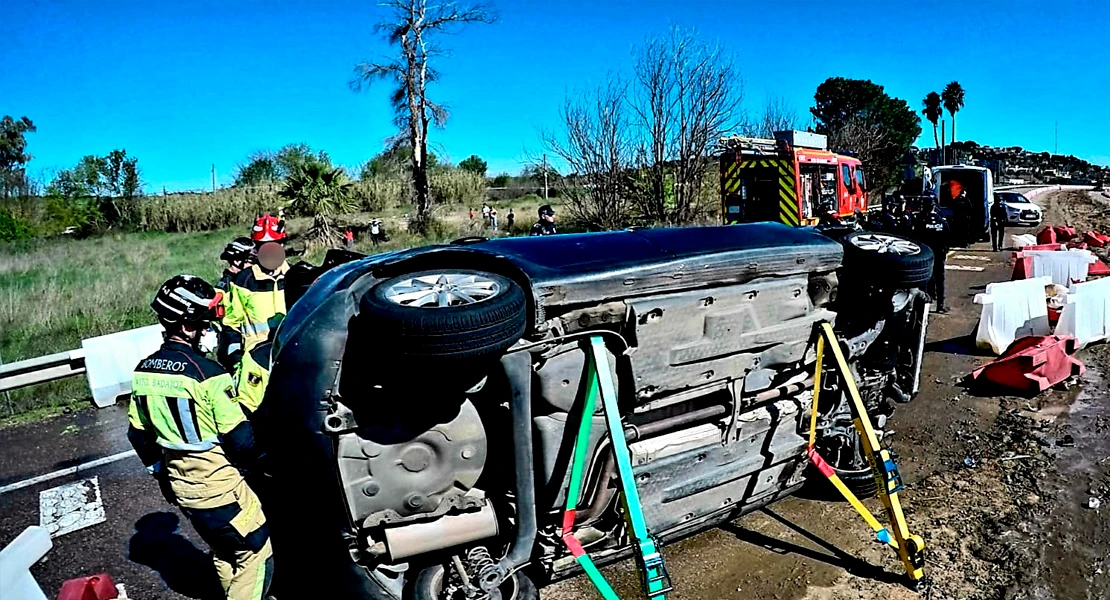 Vuelca un coche a la salida de Badajoz y moviliza a los servicios de emergencia