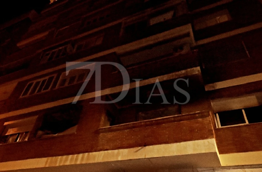 Un grave incendio obliga a desalojar un edificio en Badajoz y fallece un perro