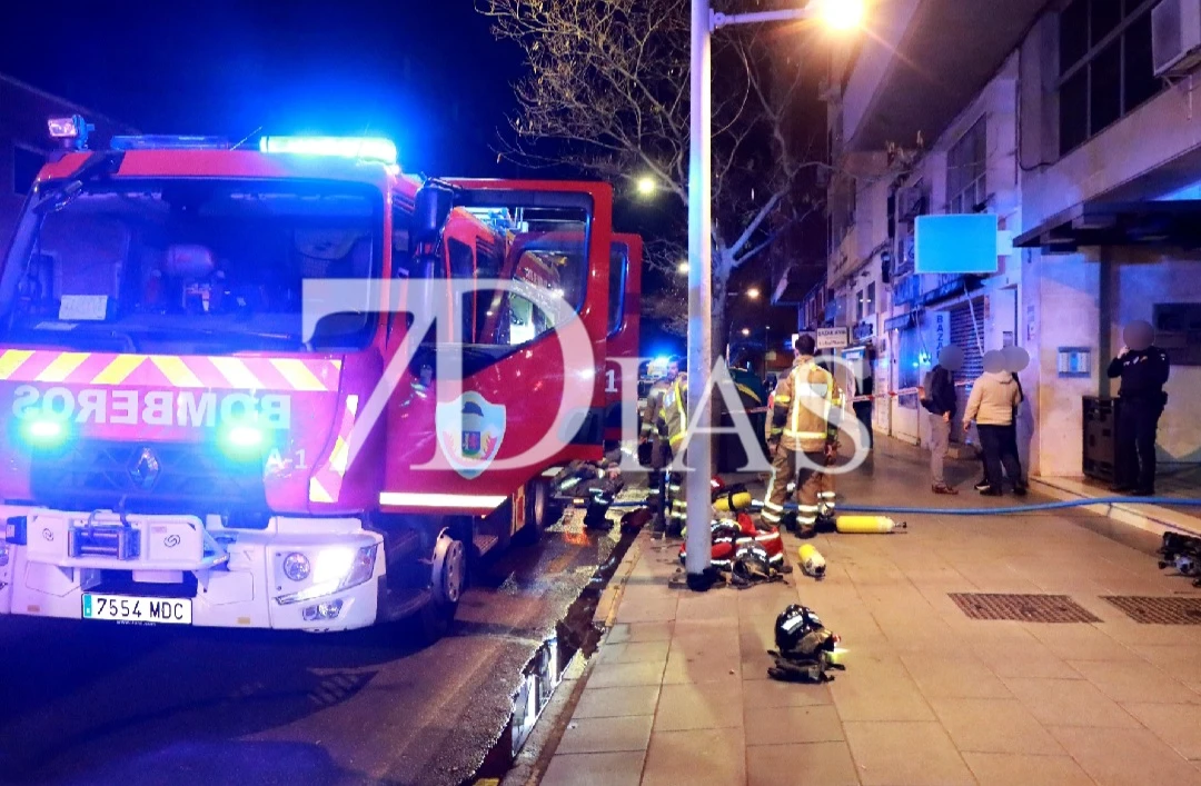 Un grave incendio obliga a desalojar un edificio en Badajoz y fallece un perro
