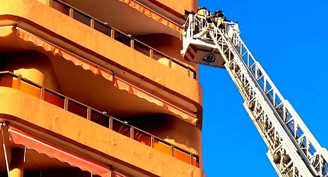 Caen cascotes en pleno centro de Badajoz y ponen en riesgo a una mujer