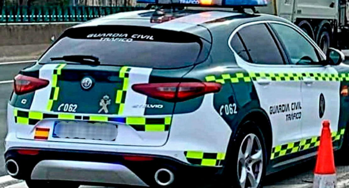 Un camión pierde su carga y corta dos carriles de la A-5 a la altura de Mérida