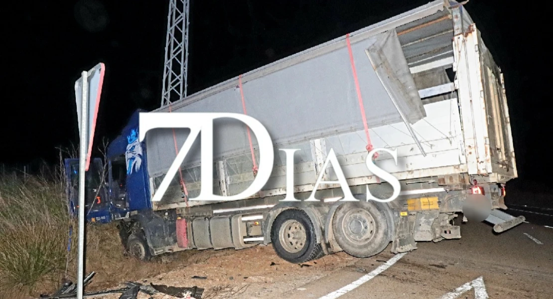 Brutal choque entre un camión y un coche en la provincia de Badajoz: “Ha sido un milagro”