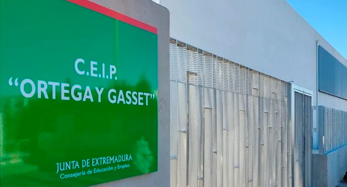 Estudian el estado del techo de un colegio de Almendralejo tras caer sobre un alumno