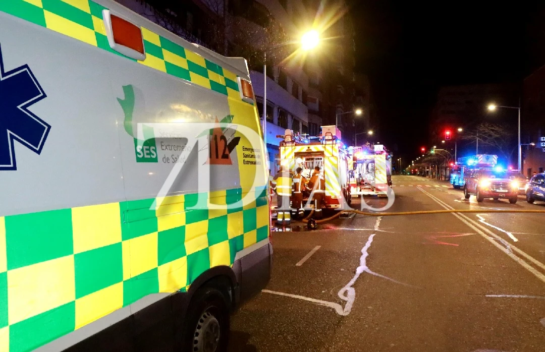 Un grave incendio obliga a desalojar un edificio en Badajoz y fallece un perro