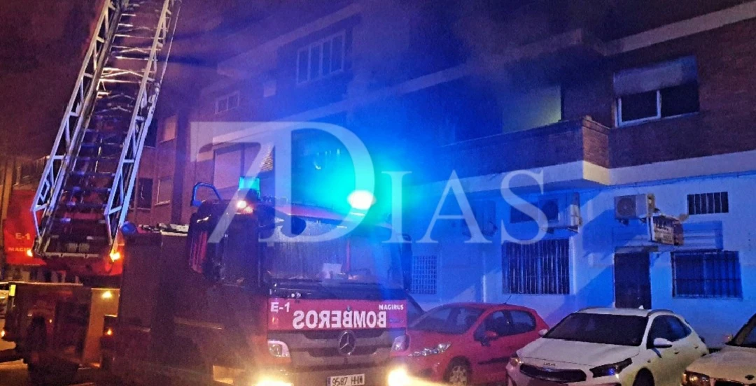 Un grave incendio obliga a desalojar un edificio en Badajoz y fallece un perro