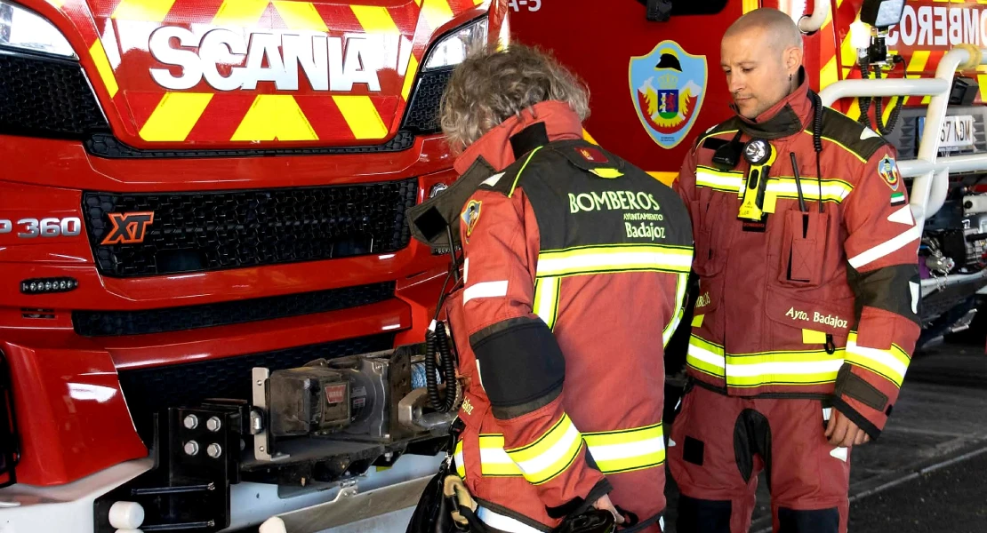 El Cuerpo de Bomberos de Badajoz estrena nuevos trajes para las intervenciones en incendios