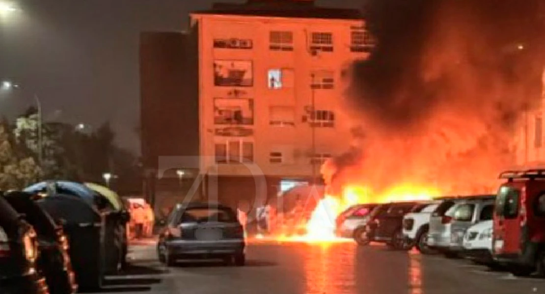 Se incendia un vehículo de madrugada en Badajoz
