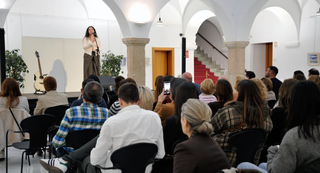 Selene Cidoncha firma la cuarta actuación del ciclo 'Marzo de Mujeres' en la Asamblea de Extremadura