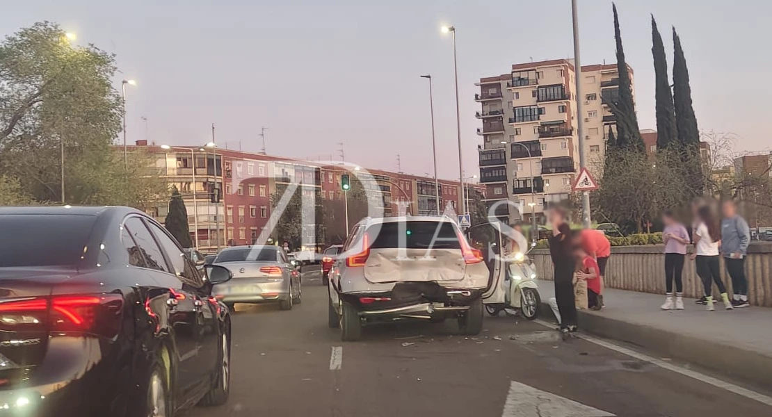 Un conductor se da a la fuga tras un accidente en el Puente de la Universidad de Badajoz