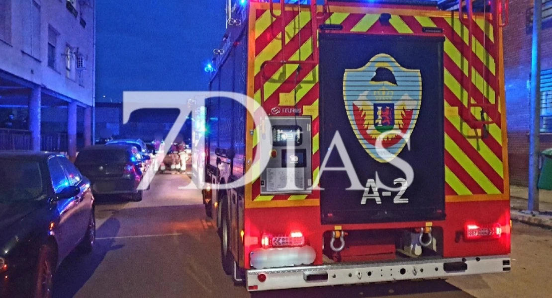 Un incendio en el hueco de un ascensor moviliza un amplio dispositivo en Badajoz