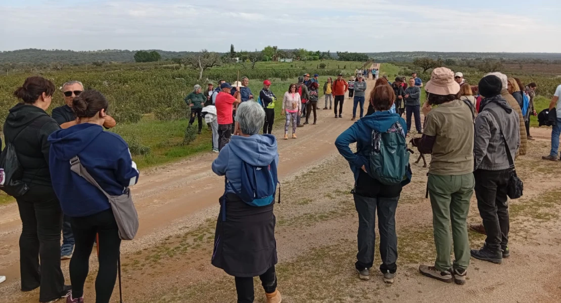 80 personas se concentran en Cáceres para protestar por un camino público "usurpado"