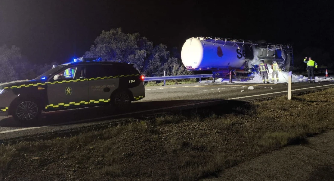Un camión arde en la provincia de Badajoz y obliga a cortar la autovía