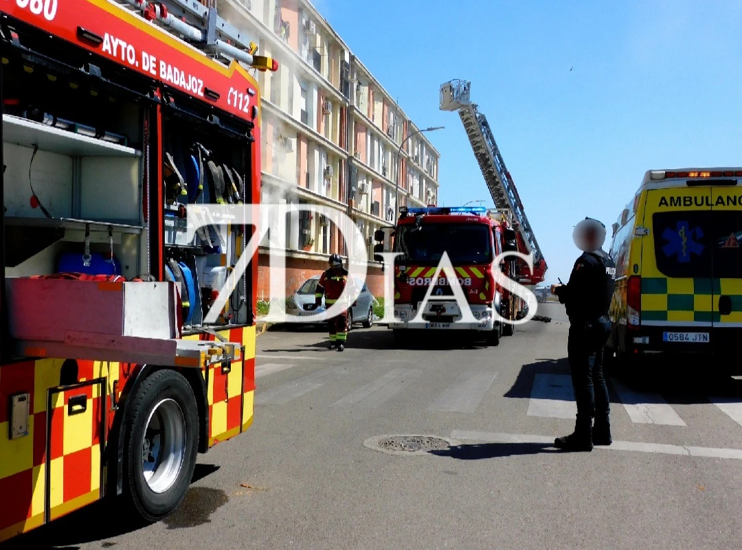 Atienden a una joven menor de edad tras un incendio de vivienda en Badajoz