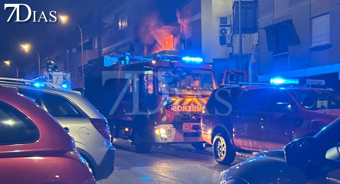Un grave incendio obliga a desalojar un edificio en Badajoz y fallece un perro