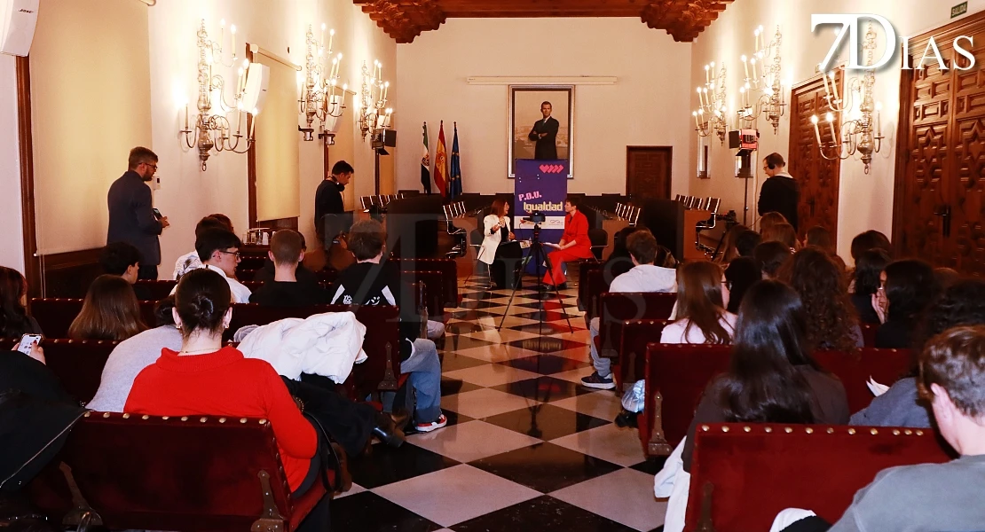 Jóvenes cacereños participan en las actividades del 8M: "Somos la voz del futuro"