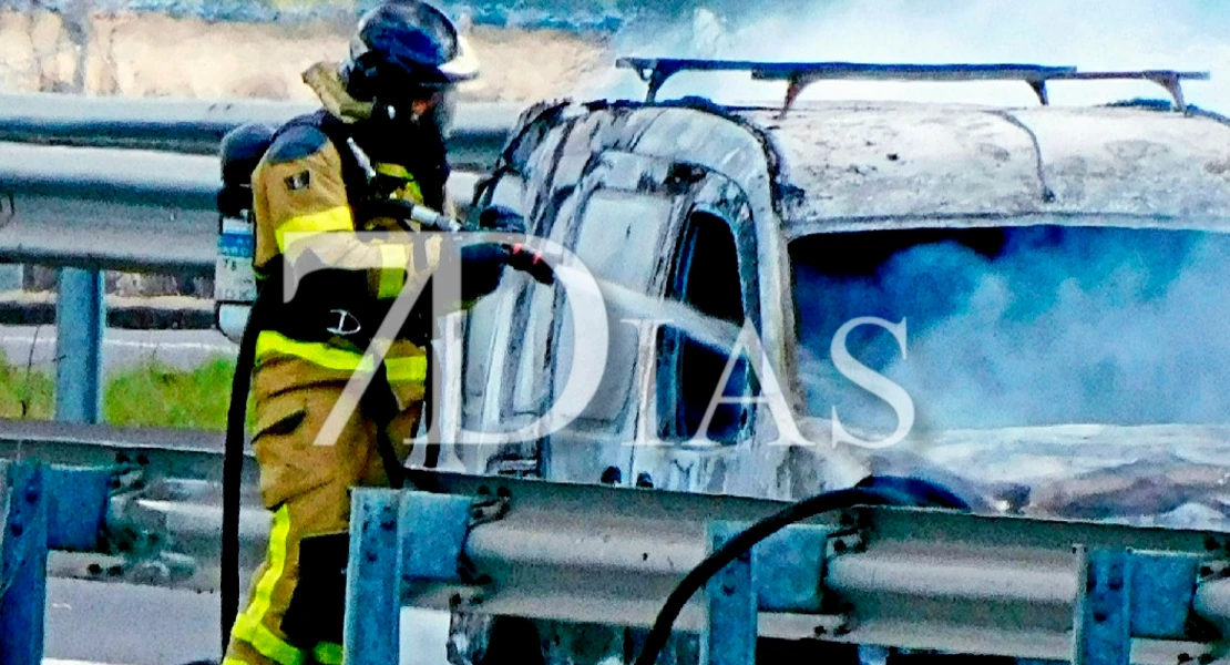 Un coche arde en plena marcha en la A-5 a la altura de Badajoz