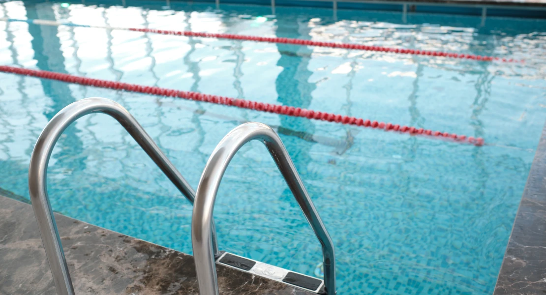 16 menores intoxicados tras un accidente químico en una piscina municipal