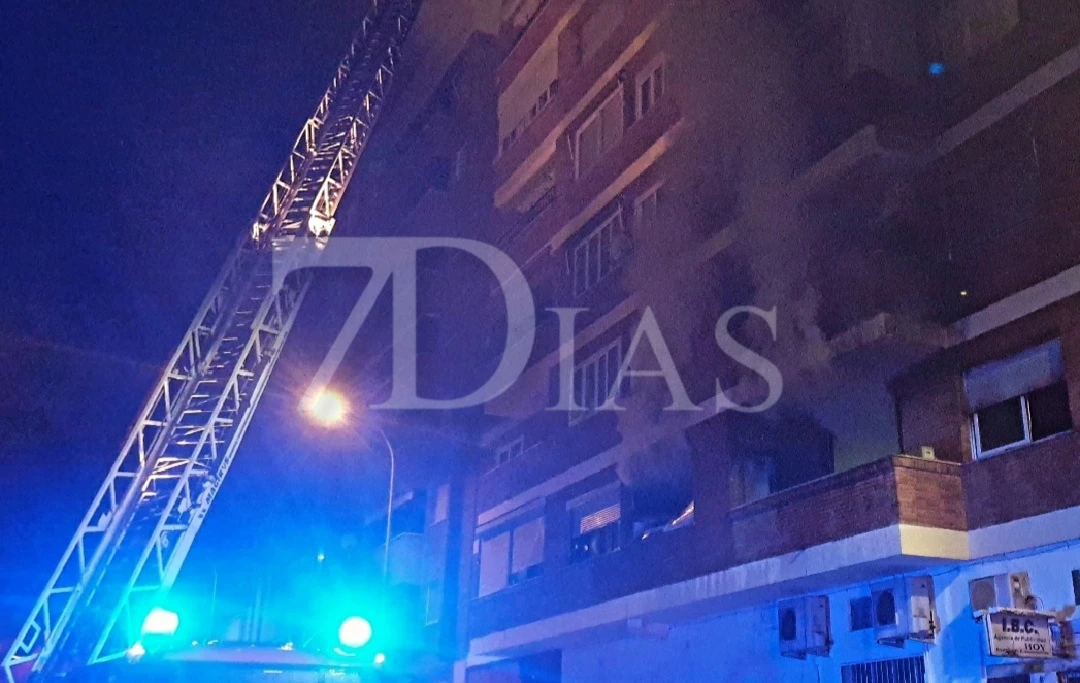 Un grave incendio obliga a desalojar un edificio en Badajoz y fallece un perro
