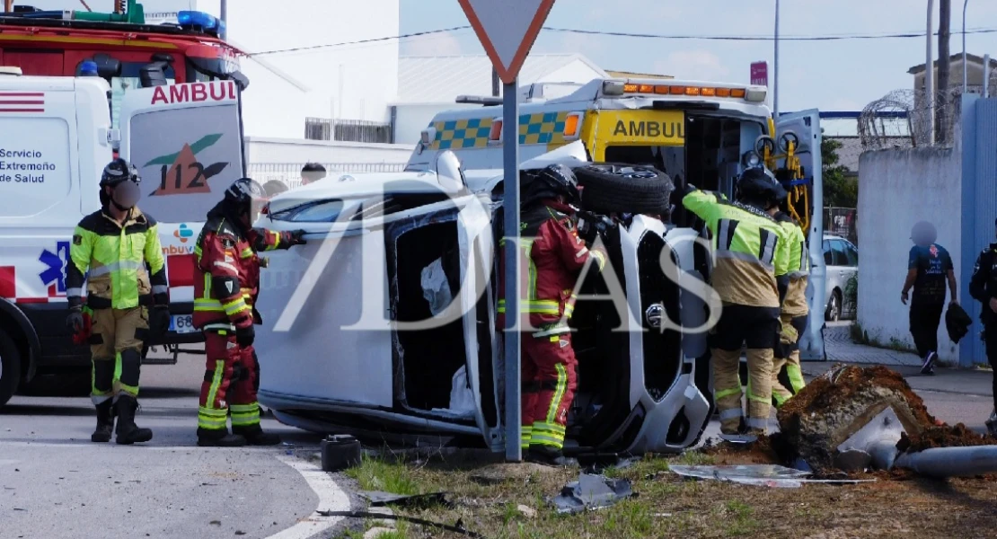Quedan atrapados tras chocar contra una farola y volcar en el Polígono El Nevero