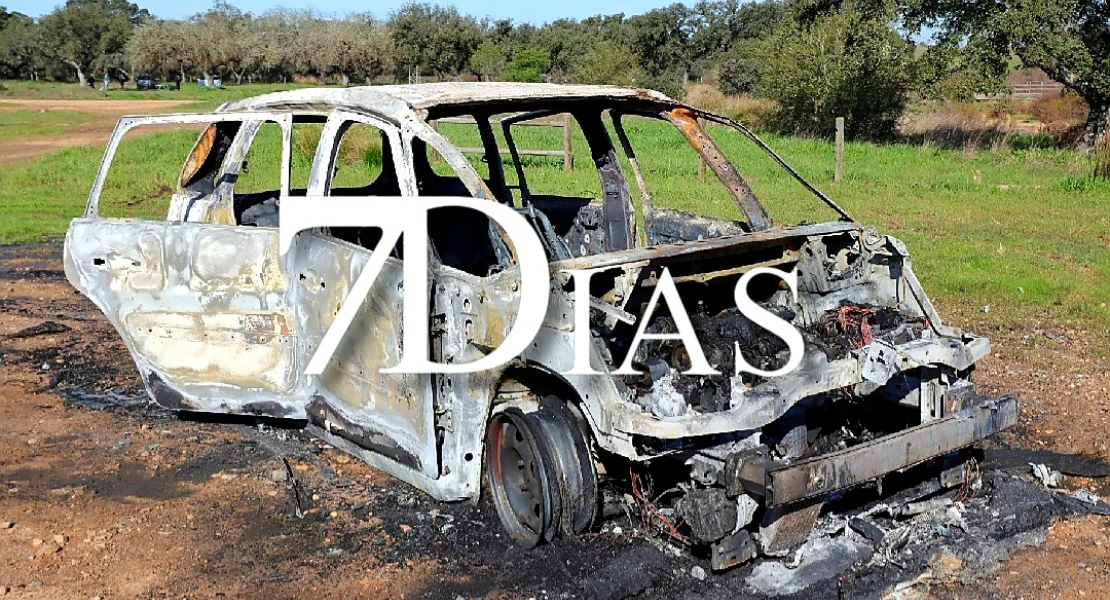 Estudian las causas del incendio de un vehículo en la zona de San Isidro en Badajoz