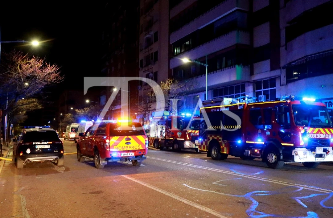 Un grave incendio obliga a desalojar un edificio en Badajoz y fallece un perro