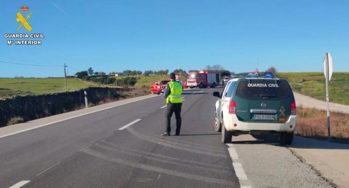 Una mujer queda atrapada tras un accidente en la N-521