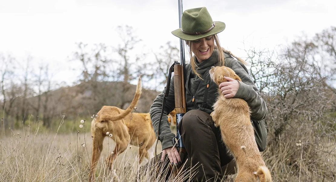 PACMA denuncia el uso de fondos públicos para promover caza con perros en Extremadura