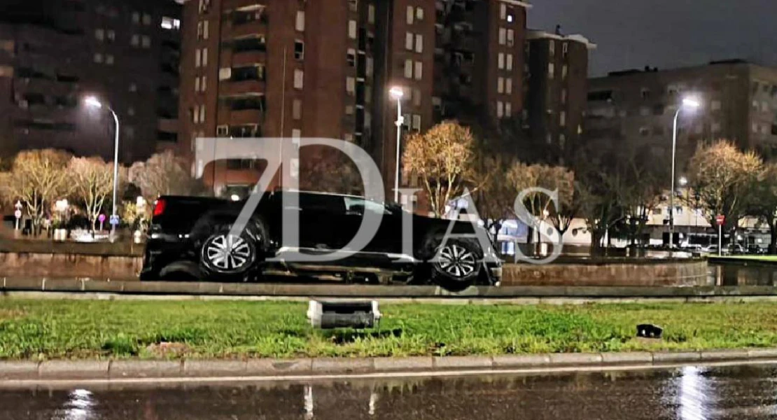 Un coche acaba dentro de la fuente Isabel de Portugal en Badajoz