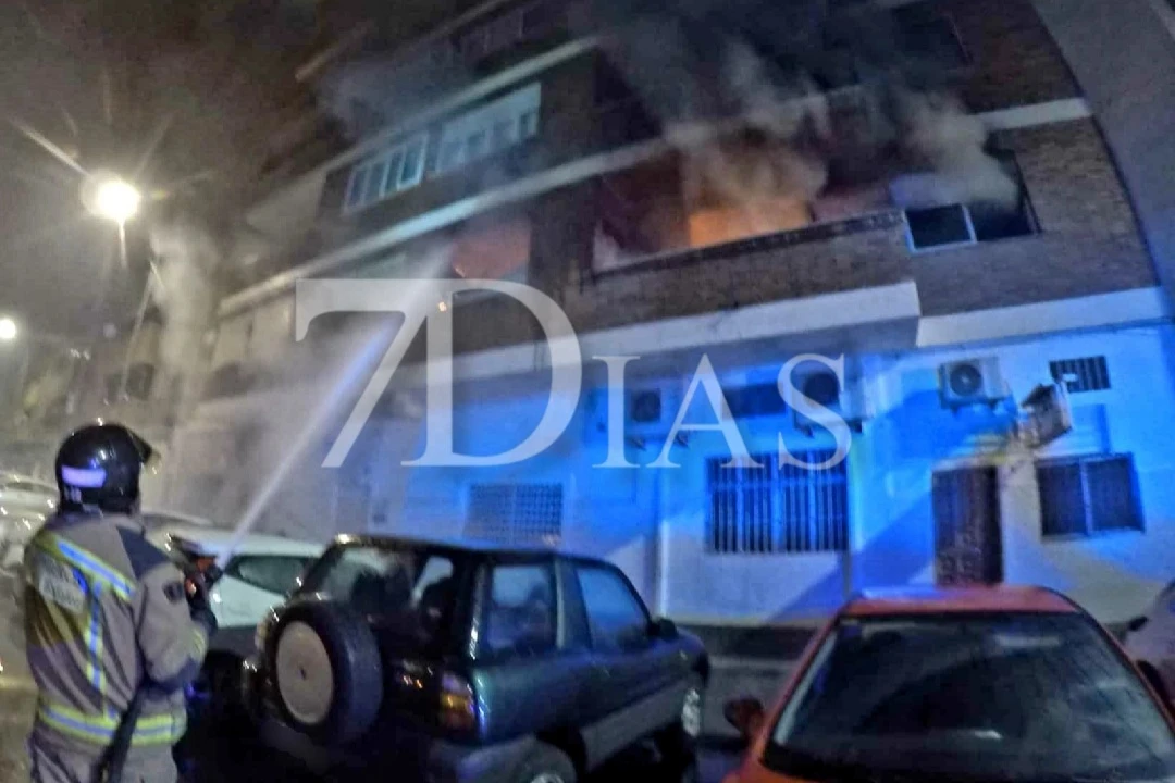 Un grave incendio obliga a desalojar un edificio en Badajoz y fallece un perro