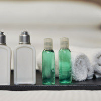 Prohibirán los botes de gel y champú en los hoteles