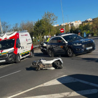 Un accidente entre un coche y una moto deja una mujer herida en Cáceres