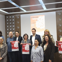 Talleres, actuaciones y artesanía en el III Mercado Solidario de Badajoz