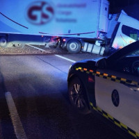 Un camión cruza la mediana de la A-5 y corta la autovía