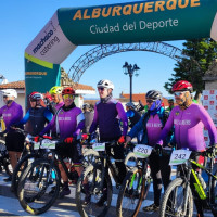 Alburquerque reúne a más de 120 ciclistas para disfrutar de su dehesa, el vino y el jamón
