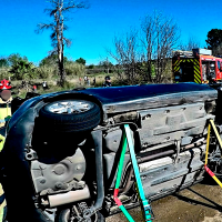 Vuelca un coche a la salida de Badajoz y moviliza a los servicios de emergencia