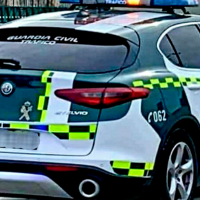 Un camión pierde su carga y corta dos carriles de la A-5 a la altura de Mérida