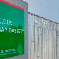 Estudian el estado del techo de un colegio de Almendralejo tras caer sobre un alumno