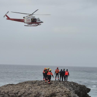 Fallecen cinco personas tras derrumbarse una pasarela entre dos acantilados