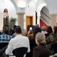 Selene Cidoncha firma la cuarta actuación del ciclo 'Marzo de Mujeres' en la Asamblea de Extremadura