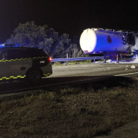 Un camión arde en la provincia de Badajoz y obliga a cortar la autovía