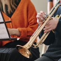 Cómo prácticar música puede ayudar en los estudios