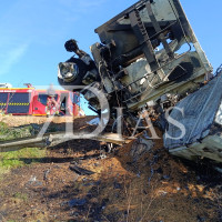 Un camión sufre un accidente y se incendia en la A-5 en Badajoz