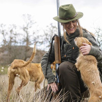 PACMA denuncia el uso de fondos públicos para promover caza con perros en Extremadura