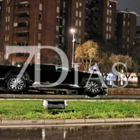 Un coche acaba dentro de la fuente Isabel de Portugal en Badajoz