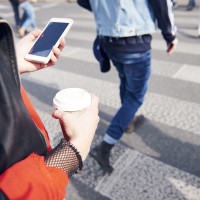 La DGT envía un SMS: habrá sanciones a los peatones que crucen la calle mirando el teléfono
