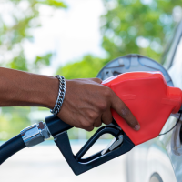 Denuncian que hay gasolineras que habrían aprovechado la bajada del IVA para subir los precios