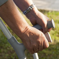 Estas muletas y bastones podrían ser peligrosos