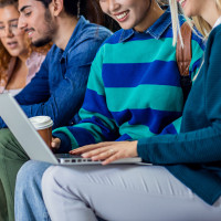 Confirman una nueva ayuda de 900 € al mes para universitarios: ¿cuál es su fin?