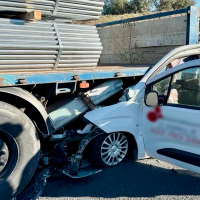 Una colisión entre un turismo y un camión se salda con un herido grave en Plasencia